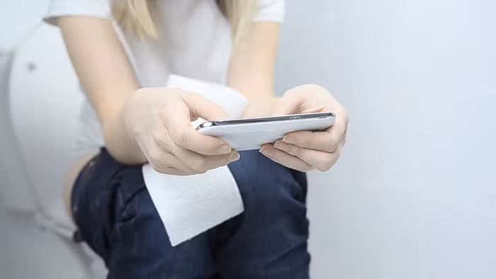 Nghịch điện thoại khi đi vệ sinh. Nhiều nghiên cứu chỉ ra rằng, điện thoại di động còn bẩn hơn cả bệ ngồi trong nhà xí. Vật dụng này được cho là có E.coli - một loại vi khuẩn gây ra ngộ độc thực phẩm. Đây cũng không phải vi khuẩn duy nhất có thể lây nhiễm qua chúng.