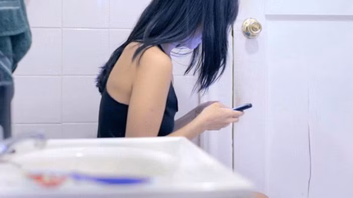 Khi mang vào toilet, điện thoại càng bẩn hơn. Việc cầm trên tay vật dụng đầy vi khuẩn rồi vệ sinh vùng kín không khác nào “bức tử cô bé”, đe dọa sức khỏe tử cung.