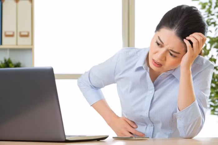Các triệu chứng của bệnh gồm đau bụng trên âm ỉ, chướng bụng, buồn nôn và nôn. Chuyên gia sức khỏe khuyên một khi phát hiện polyp dạ dày nên tiến hành sinh thiết. Nếu là polyp viêm thì điều trị tiêu viêm. Trong khi đó, u tuyến dạ dày thì cần cắt bỏ để phòng ngừa ung thư.