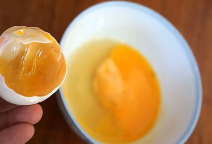 Trứng hỏng. Đời sống vật chất được nâng cao nên rất ít khi cha mẹ dùng trứng hỏng nấu ăn cho con. Tuy nhiên, quá trình đập trứng vào bát có thể vô tình khiến trứng hỏng lẫn lộn với trứng sạch.