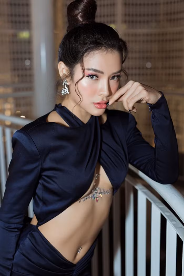 Cô không ngần ngại khoác lên mình những bộ đầm kiệm vải, thiếu trước hụt sau.