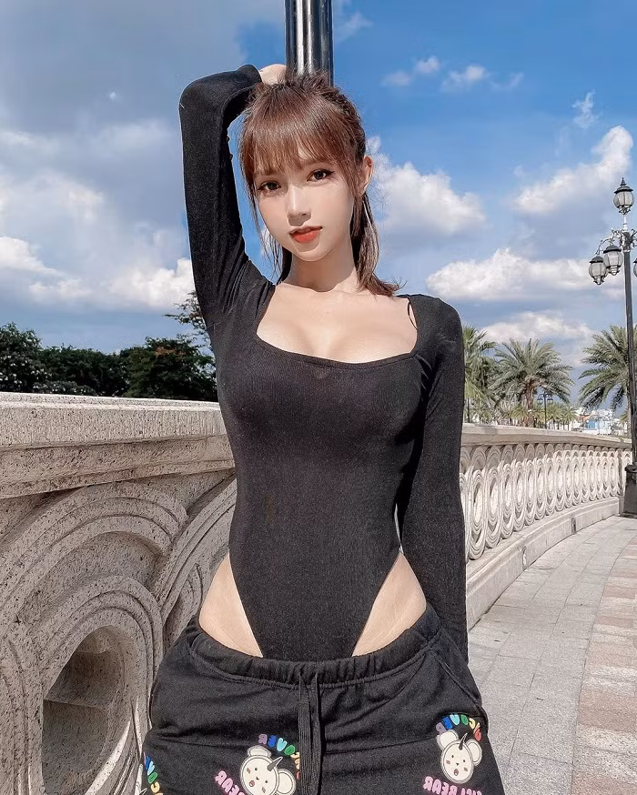 Người đẹp thử sức với bodysuit kết hợp quần tụt hờ hững khoe trọn vóc dáng “vạn người mê”.