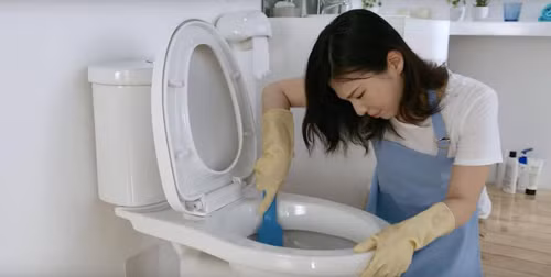 Dùng toilet, cụ bà bỏng nặng vì một thứ nhà nào cũng có Dung toilet, cu ba bong nang vi mot thu nha nao cung co
