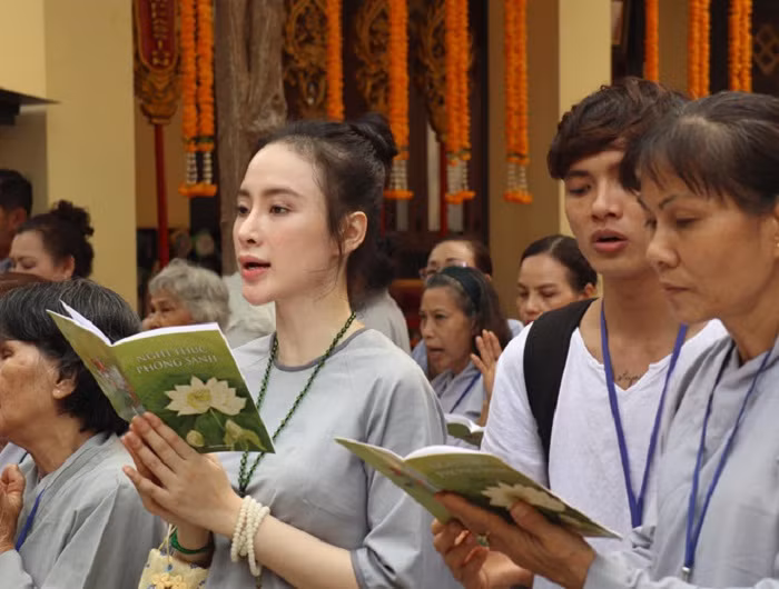 Chăm chỉ đi chùa, tham gia các hoạt động từ thiện cho đến cách lựa chọn trang phục, có thể thấy Angela Phương Trinh dường như “lột xác” hoàn toàn khi “ngấm” triết lý nhà Phật. Ảnh: Instagram NV.