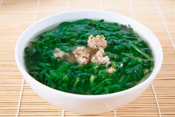 Chẳng hạn, các loại canh rau lá xanh, để qua đêm dễ khiến hình thành nitrosamine. Trong khi đó, nitrosamine được ví như đòn tàn phá sức khỏe dạ dày nghiêm trọng.
