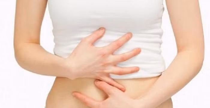 Mỗi ngày dành vài phút để massage bụng nhẹ nhàng ngay khi thức dậy buổi sáng cũng có tác dụng cải thiện bệnh. Chỉ bằng hành động nhỏ thôi song có thể ức chế quá trình tiết axit dịch vị, đạt được khả năng bảo vệ niêm mạc dạ dày. Hơn nữa, xoa bụng còn giúp tăng cường nhu động ruột, đẩy nhanh quá trình thải độc tố, trao đổi chất.