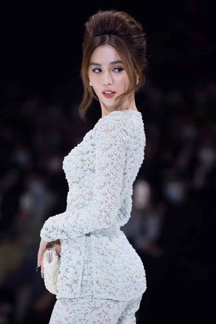 Trong lần xuất hiện này, người đẹp sinh năm 1989 có chút thay đổi khi để mái “râu gián”.