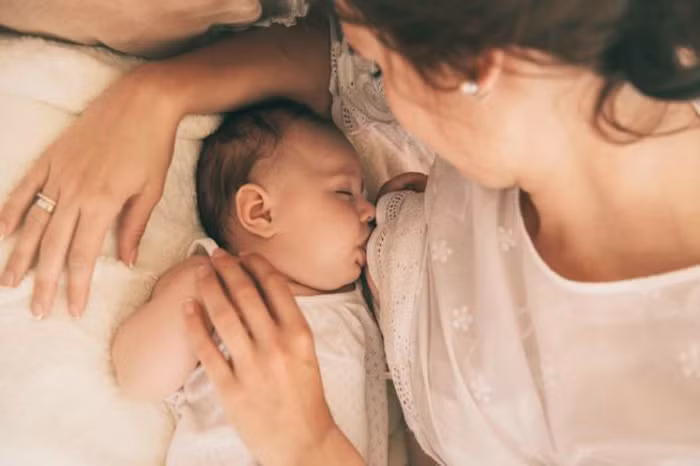 Cho con dùng sữa ban đêm. Các nhà nghiên cứu khẳng định, trẻ dùng sữa ban đêm không có lợi cho sự phát triển não bộ. Khi con chừng 6 tháng tuổi, các mẹ nên cân nhắc việc cai sữa ban đêm.