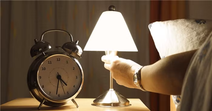 Tốt nhất, không nên bật đèn khi ngủ. Nếu không thể, hãy tận dụng một chiếc đèn thật mờ. Điều chỉnh đèn gần tầm với, chỉ khi cần mới bật lên.