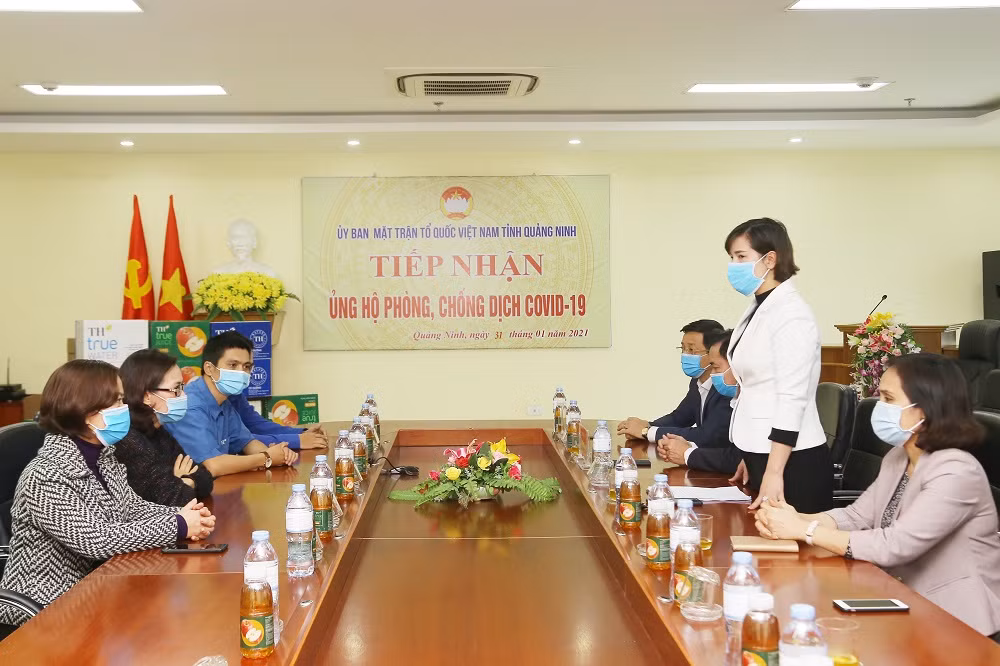 TH tang sua tuoi sach va do uong gop suc chong dich COVID-19 tai Hai Duong, Quang Ninh-Hinh-3
