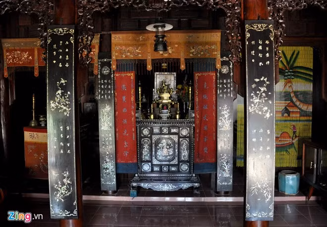 Gia đình ông Lê Lý (thôn Đông, xã An Hải) đang sống trong căn nhà cổ hơn 150 năm dựng trên 42 cột. Trước đây, căn nhà có mái lợp bằng cỏ tranh, nhưng vật liệu này ngày càng ít dần nên gia đình ông lợp mái bằng ngói đất. Ông Lý cho biết, nhiệt độ trong nhà cổ luôn hài hòa (mùa nắng thì mát, mùa đông ấm áp), không gian yên tĩnh.