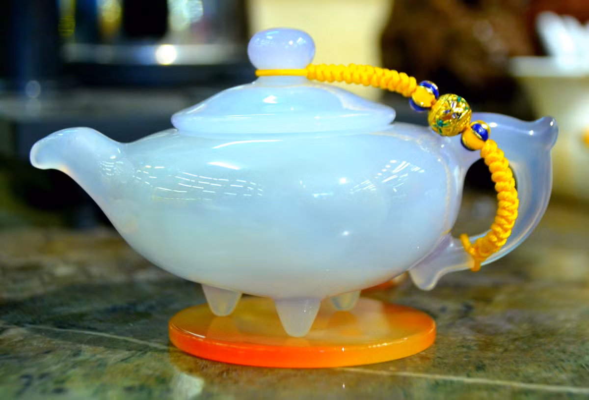 Chiếc ấm trà được thiết kế tỉ mỉ, công phu...