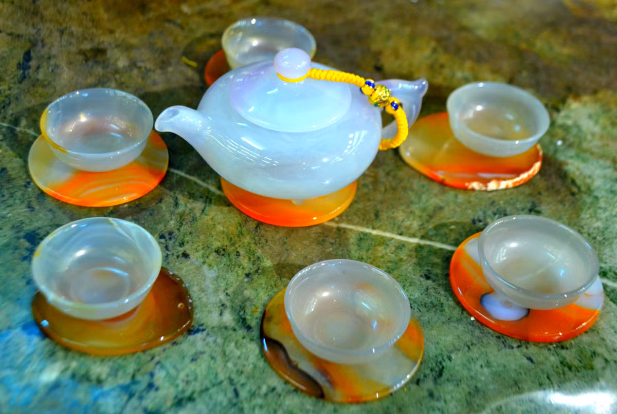 Bộ ấm chén 30 triệu hấp dẫn vị đại gia Hà Thành bởi vẻ đẹp sáng bóng của đá mã não trắng tự nhiên.
