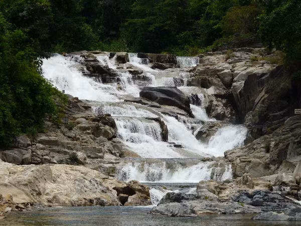Thác Yang Bay, Nha Thang, Khánh Hòa, cách trung tâm thành phố khoảng 45 km, nằm ở độ cao trên 100 m so với mực nước biển và lọt thỏm giữa cánh rừng nguyên sinh và những dãy núi cao sừng sững.