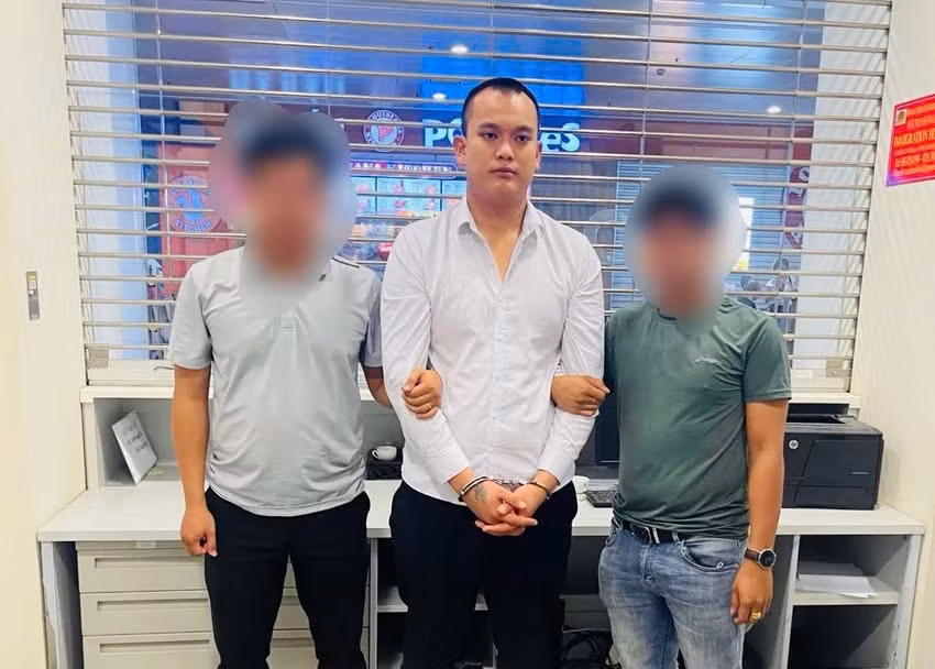 “Đạt lợn” bị bắt giữ khi vừa xuống sân bay Nội Bài “Dat lon” bi bat giu khi vua xuong san bay Noi Bai