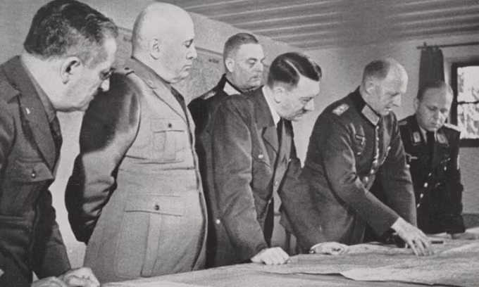 Kể từ khi "Hang sói" trở thành trung tâm chỉ huy, Hitler và các quan chức cấp cao trong chính quyền và quân đội đã lên kế hoạch, đưa ra các quyết định quan trọng liên quan đến các chiến dịch quân sự.