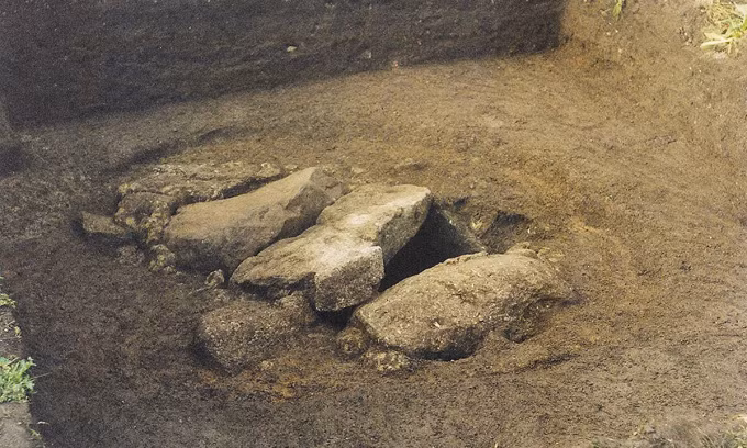 Vào năm 1999, các chuyên gia phát hiện một ngôi mộ thời kỳ Đồ Sắt trên đảo Bryher, thuộc quần đảo Scilly, Vương quốc Anh. Bên trong ngôi mộ có một bộ hài cốt. Sau nhiều năm nghiên cứu, họ xác định thi hài thuộc về một nữ chiến binh.