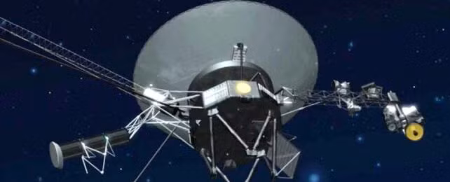 Bộ đôi tàu thăm dò Voyager đều mang theo đĩa đồng mạ vàng mang tên Voyager Golden Record. Đây là một loại bưu thiếp audio được thiết kế để chia sẻ thông tin về Trái Đất với bất kỳ người ngoài hành tinh nào nếu như gặp được họ vào một ngày nào đó.