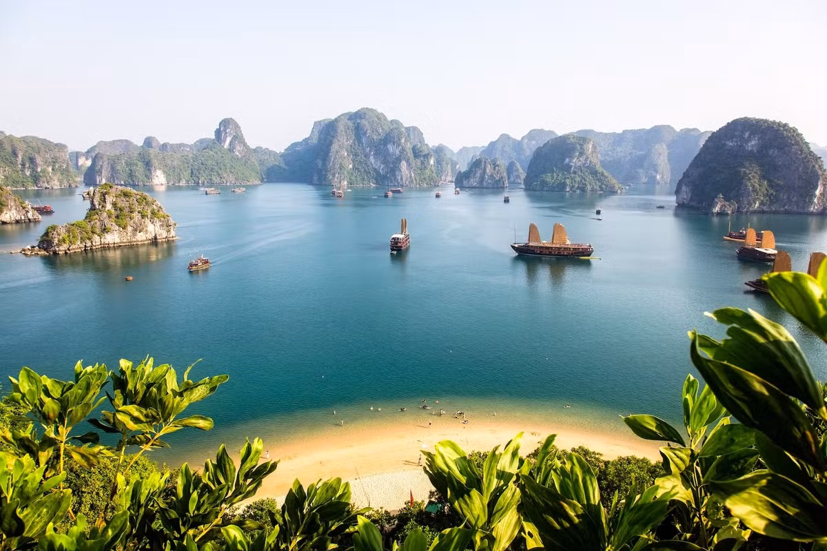 Theo Lonely Planet, Vịnh Hạ Long có sự kết hợp tuyệt đẹp giữa các đỉnh núi đá vôi và vùng biển yên bình lung linh. Với hơn 2.000 hòn đảo, Vịnh Hạ Long được thiên nhiên ban tặng nhiều cảnh quan thiên nhiên tuyệt đẹp. Khi đến địa điểm tuyệt vời này, du khách còn có thể trải nghiệm qua đêm trên du thuyền, ngắm bình minh buổi sáng trên biển, đi thuyền kayak... Ảnh: Alex Stoen/Getty.