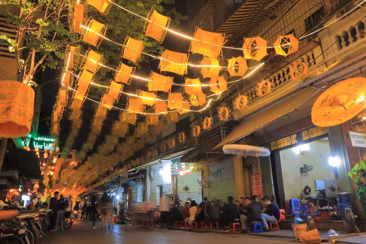 Hà Nội hấp dẫn du khách với nhiều địa điểm lịch sử nổi tiếng như Hồ Gươm, ghé thăm Cầu Thê Húc, Chùa Một Cột... Ngoài ra, ẩm thực ở thủ đô của Việt Nam phong phú, đa dạng với nhiều lựa chọn hấp dẫn như cà phê trứng, bún riêu cua truyền thống... Ảnh: © TK Kurikawa/Shutterstock.
