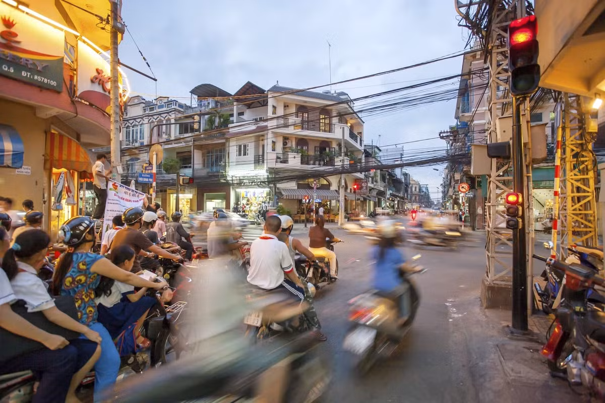 Thành phố Hồ Chí Minh được Lonely Planet mô tả là đô thị sôi động, hiện đại xen lẫn những kiến trúc cổ kính. Khi đến đây, du khách có cơ hội thưởng thức ẩm thực độc đáo, cuộc sống về đêm náo nhiệt... Ảnh: © lichtbildfotograf/Getty.