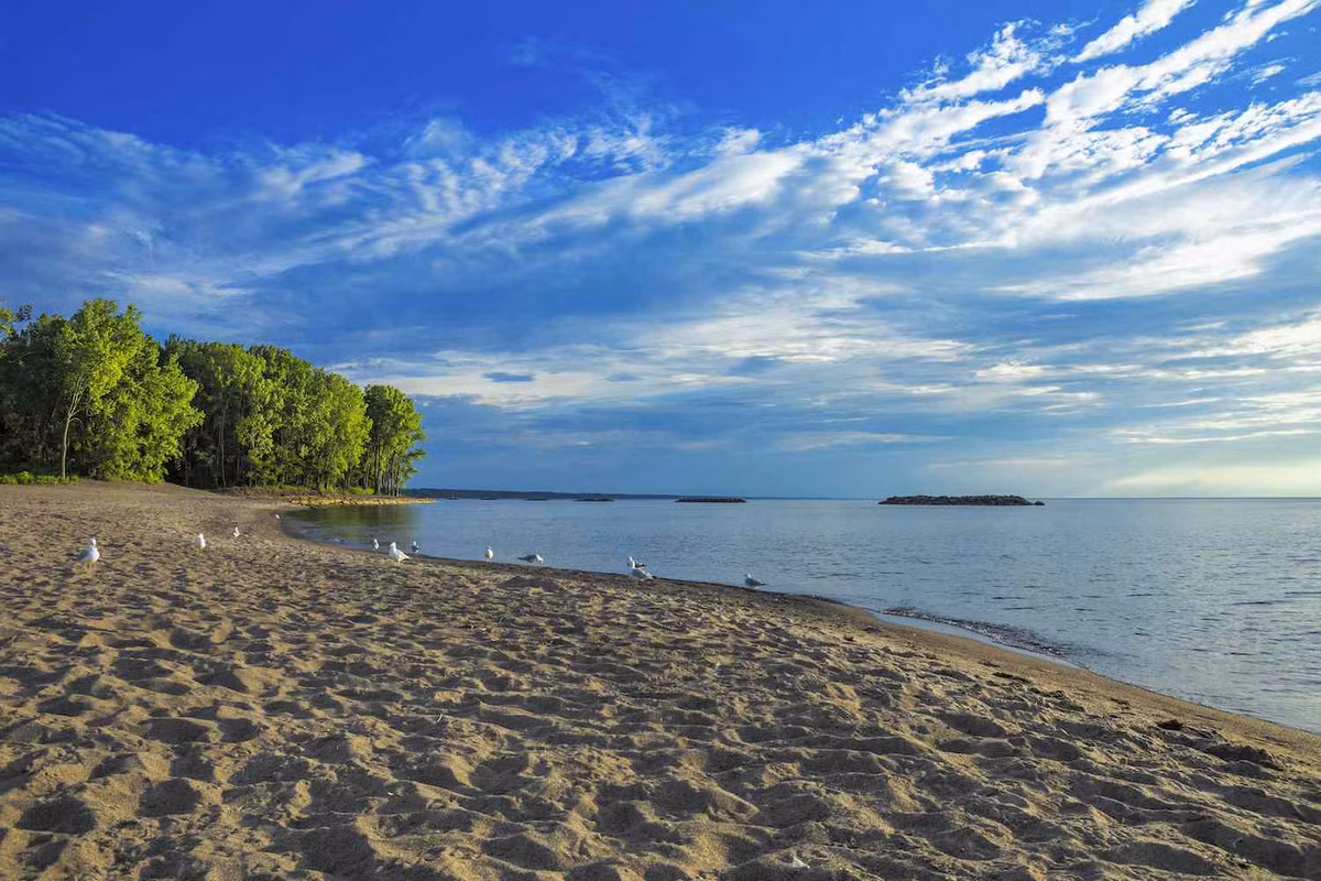 Erie - hồ nước khét tiếng hơn cả "tam giác quỷ" Bermuda - Erie bao phủ khu vực từ phía tây New York tới phía bắc bang Ohio và phía nam bang Michigan, Mỹ. Đây là một trong những tuyến đường thủy nội địa quan trọng ở khu vực Bắc Mỹ nên có nhiều tàu thuyền qua lại.