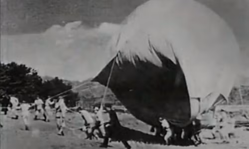 Cuối tháng 12/1941, Nhật Bản đã bất ngờ thực hiện tấn công hạm đội Mỹ ở Trân Châu Cảng. Theo đó, Nhật Bản khiến Mỹ tổn thất nghiêm trọng. Sau sự kiện này, Mỹ chính thức tham gia Thế chiến 2 và tuyên chiến với Nhật Bản.
