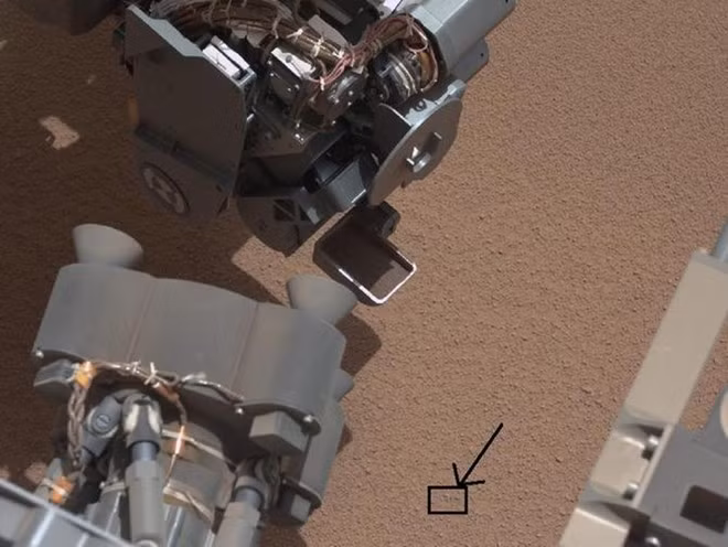 Năm 2012, xe tự hành Curiosity chụp được ảnh "vật thể lạ" sáng bóng trên bề mặt Sao Hỏa. Về sau, NASA tuyên bố đó là một mảnh nhựa nhỏ rơi ra từ xe tự hành Curiosity.