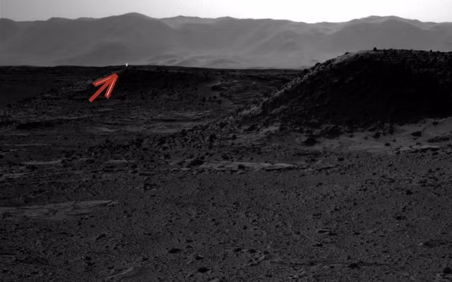 Bức ảnh chụp một đốm sáng xuất hiện trên đường chân trời Sao Hỏa do xe tự hành Curiosity chụp. Nhà khoa học Doug Ellison làm việc cho NASA cho rằng, đốm sáng đó có thể hình thành khi tia vũ trụ chứa các hạt năng lượng cao bay trong không gian tác động lên máy ảnh.