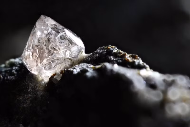 Căn cứ vào mô hình máy tính của đá và magma, nhóm chuyên gia xâu chuỗi trình tự sự kiện thúc đẩy vụ phun trào kim cương. Quá trình bắt đầu khi mảng kiến tạo lục địa bị kéo căng do bắt đầu phân tách.