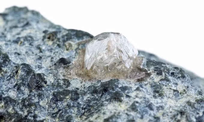 Trong nghiên cứu công bố cuối tháng 7 trên tạp chí Nature, giáo sư kiêm nhà địa chất học Tom Gernon ở Đại học Southampton và các cộng sự đã giải mã bí mật cách Trái Đất được rải kim cương như thế nào.