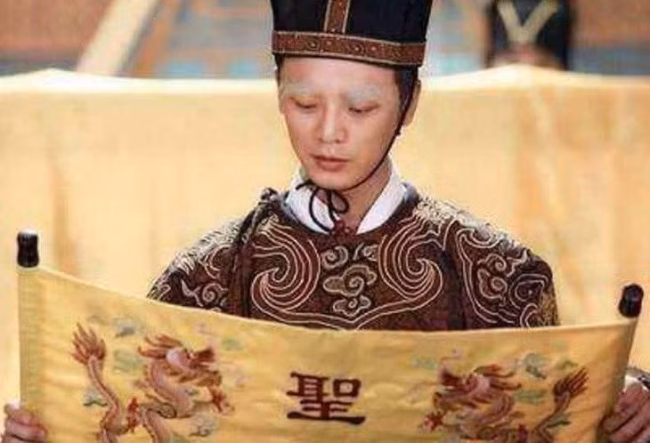 Thêm nữa, những vân mây trên thánh chỉ do những thợ thêu có tay nghề tốt nhất làm ra. Do đó, chỉ cần nhìn chữ "Phụng" ở đầu thánh chỉ có thể phân biệt được thật giả.