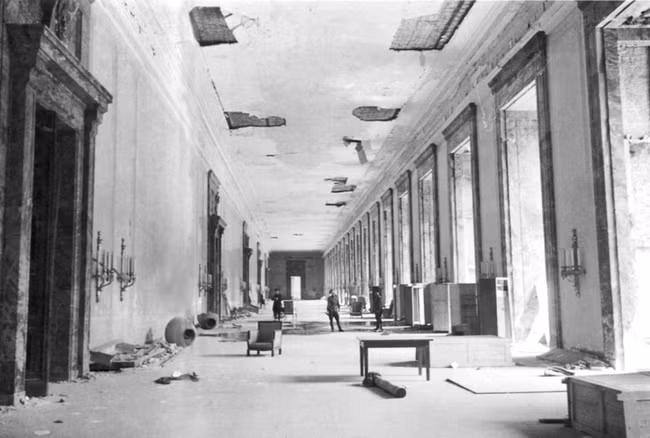 Bên trong dinh Thủ tướng Đức ở Berlin bị hư hại vì trúng bom đạn vào tháng 4/1945.