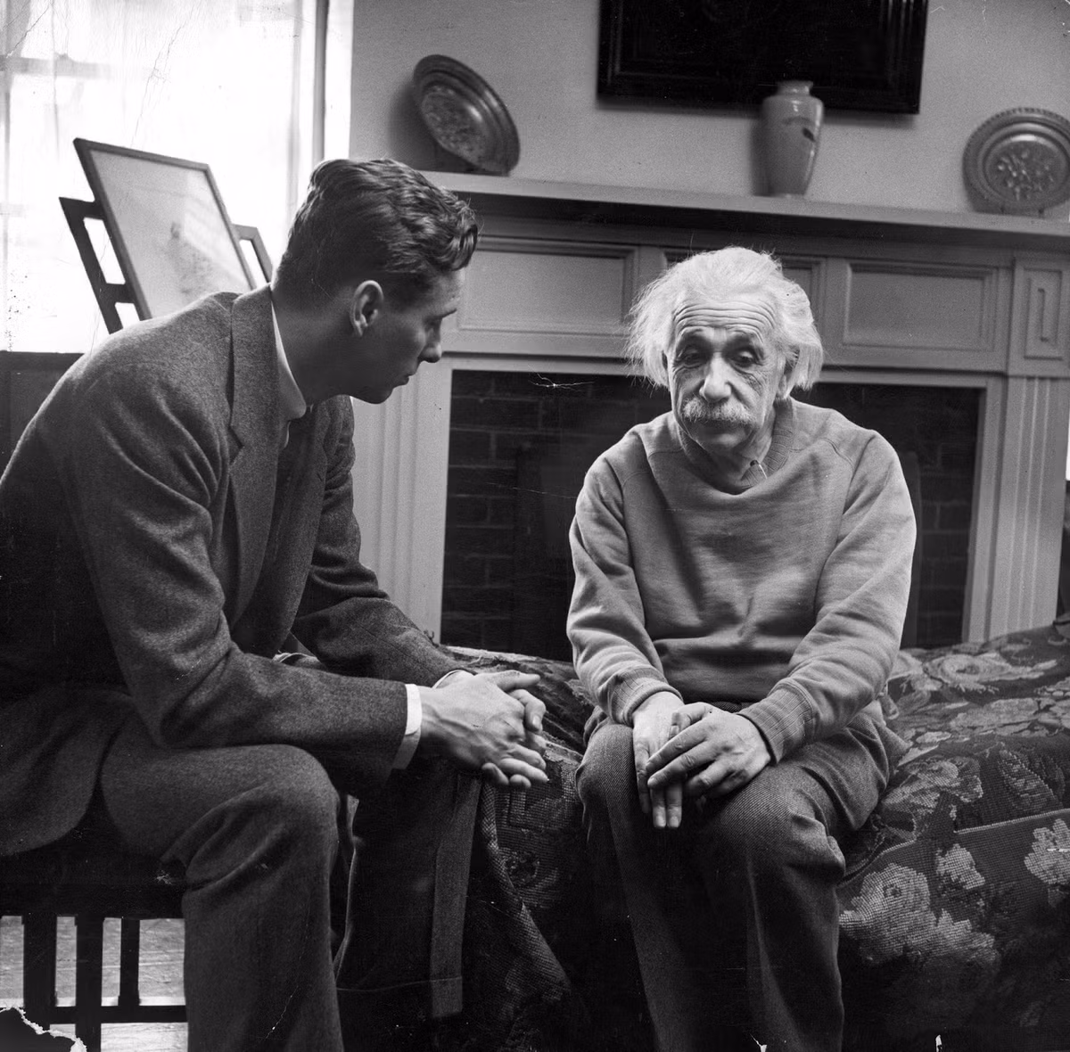 Cựu quan chức Cơ quan Tình báo Trung ương Hoa Kỳ, ông Cord Meyer Jr. tới thăm Einstein và trò chuyện về những chủ đề cùng quan tâm.