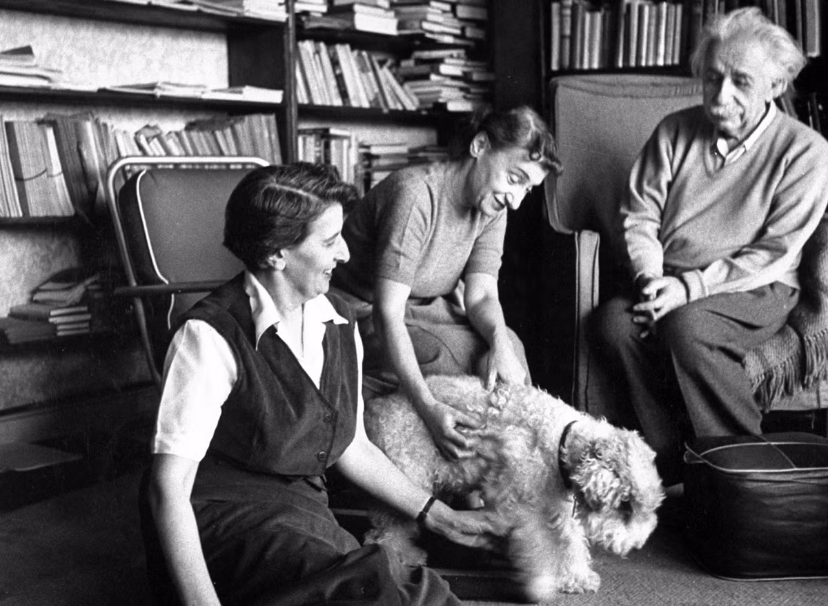 Ông Einstein cùng con gái Margot và nữ thư ký vui đùa với chó cưng.