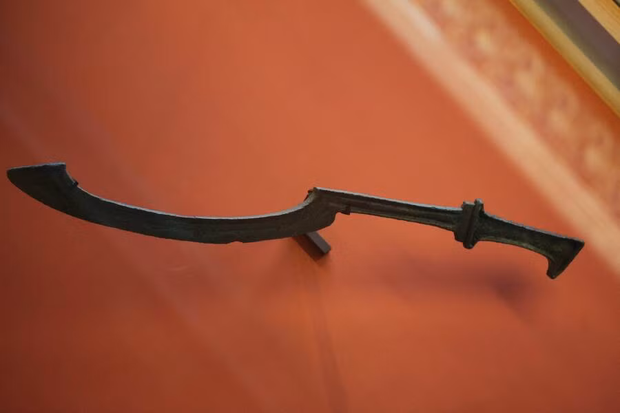 Khopesh là một thanh kiếm lưỡi cong, gờ lưỡi cắt cũng là gờ cong ra. Vũ khí huyền thoại này có hình dạng lưỡi liềm, phần lưỡi dao nối với tay cầm có cái móc. Do đó, một số người còn gọi đây là kiếm lưỡi liềm.