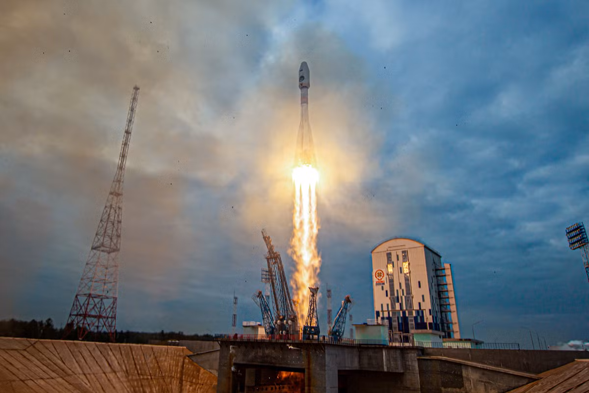 Vào 2h11 ngày 11/8 theo giờ địa phương (tức 6h11 cùng ngày theo giờ Việt Nam), tên lửa đẩy Soyuz 2.1v mang theo tàu thăm dò Luna-25 đã rời khỏi bệ phóng ở sân bay vũ trụ Vostochny, cách thủ đô Moscow 5.550 km về phía đông. Tàu vũ trụ tách khỏi tên lửa đẩy để rời khỏi quỹ đạo Trái Đất và hướng tới Mặt trăng khoảng hơn 1 giờ sau đó.