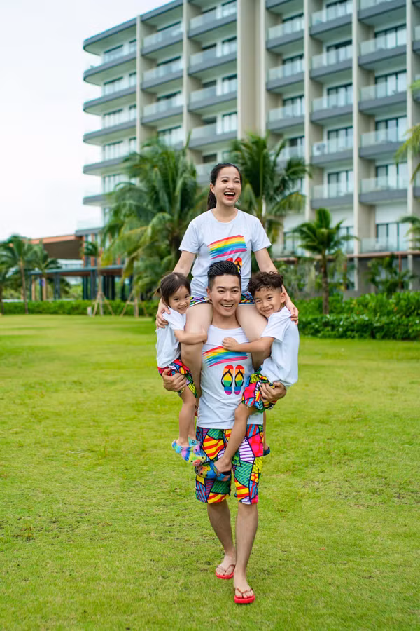 Chính vì vậy, khi trở về anh đã cố gắng làm mọi thứ để vợ bớt đi phần nào gánh nặng nuôi con. Hiện tại, gia đình nhỏ của Quốc Cơ và Hồng Phượng đang hạnh phúc viên mãn với 2 con đủ nếp, tẻ. Về MC Hồng Phượng, cô là một MC- BTV tài năng của đài HTV. Được biết, trước khi nổi tiếng và trở thành gương mặt MC sáng giá ở khu vực phía Nam, Hồng Phượng từng tham gia cuộc thi "Người dẫn chương trình truyền hình - Én Vàng" mùa giải năm 2006. Không chỉ làm MC cho nhiều chương trình nổi tiếng về giao lưu văn hóa các nước, cô còn tham gia một vài cuộc thi sắc đẹp. Cụ thể, MC Hồng Phượng còn có mặt tại cuộc thi "Duyên dáng truyền hình" - sân chơi cho các nữ MC xinh đẹp, tài năng và được nhiều người gọi ví von là cuộc thi hoa khôi của làng MC Việt.