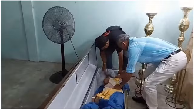 Thấy vậy, gia đình vội vã đưa bà Bella trở lại bệnh viện để các bác sĩ kiểm tra. Việc chứng kiến bà tỉnh dậy trong quan tài khiến gia đình vừa mừng vừa lo.