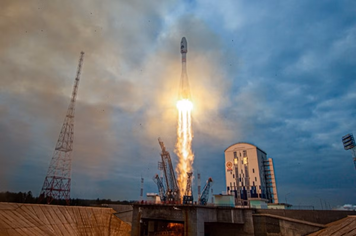 Roscosmos cho biết thêm, các camera được lắp đặt trên Luna-25 đã chụp được những hình ảnh Trái Đất và Mặt Trăng từ xa trong không gian.