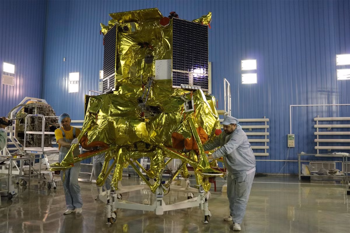Cơ quan vũ trụ liên bang Nga Roscosmos ngày 17/8 thông báo, tàu thăm dò Luna-25 đã được đưa lên quỹ đạo của Mặt Trăng thành công. Theo dự kiến, Luna-25 sẽ quay vòng quanh Mặt Trăng ở độ cao 100 km trước khi hạ cánh theo kế hoạch vào ngày 21/8 ở phía Bắc của miệng núi lửa Boguslawsky tại cực Nam của Mặt trăng.