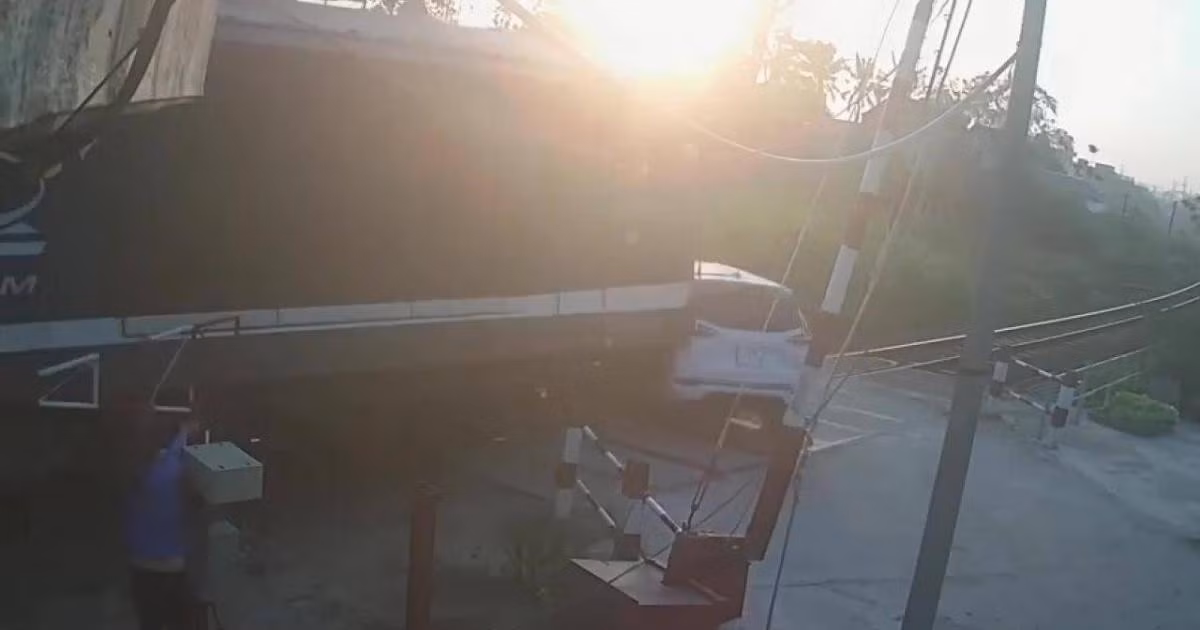 Lúc này đèn đỏ và chắn nguyên tắc cùng 1 lúc có hiệu lực. Nhân viên gác lại phải hạ thủ công thường công tác sẽ bị chậm hơn so với đèn bởi đèn đỏ được bật trước đó một thời gian. Việc hạ chận gác chắn rõ ràng là lỗi của nhân viên bởi khi ô tô đi qua tàu đã đến nơi dẫn đến va vào đuôi xe và bị hất văng, lúc này gác chắn chưa được hạ. Từ đó xác định rõ ràng, việc hạ gác chắn đã chậm hơn so với quy định. Lỗi này đã gây ra hậu quả đặc biệt nghiêm trọng, cơ quan điều tra cần căn cứ vào các nhân chứng, bằng chứng thời điểm xảy ra vụ việc để đánh giá cụ thể mức độ lỗi để tiến hành xử lý. 