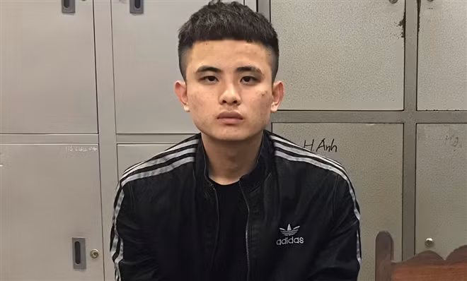 Nam thanh nien dam ban gai trong thuong roi lay dien thoai bo di