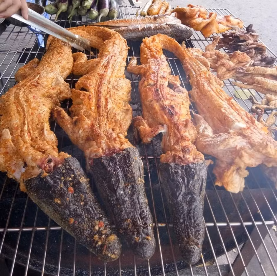 Cá sấu nướng là một món ăn độc đáo, thường được tìm thấy trong các khu vực có truyền thống ẩm thực về cá sấu như các vùng đồng bằng sông nước hay các khu vực gần vùng đầm lầy. Có thể mua thông qua các trang trại nuôi cá sấu hợp pháp.