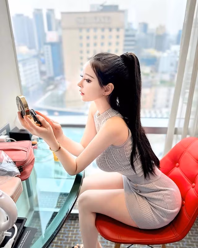Tuy có nhiều nghi vấn về phẫu thuật thẩm mỹ, dao kéo cả cơ thể nhưng không thể phủ nhận, Seo Yoo A mặc gì cũng đẹp.