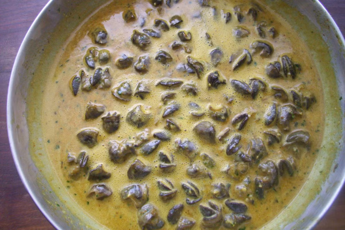 Món ăn này còn được gọi là "Escargots Curry". Để chế biến được món này, nguyên liệu chính là ốc sên và nước sốt cà ri đậm đà.
