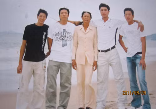 Được mệnh danh là làng chân dài, làng khổng lồ, làng Đình Tràng (xã Lam Hạ, TP Phủ Lý, Hà Nam) là ngôi làng có nhiều người cao nhất Việt Nam. Từ “chân dài” mà người ta ghép cho làng theo đúng nghĩa đen: nhà nào trong làng cũng có người cao trên 1,7m - 1,8m. Có nhiều nhà, nhiều dòng họ còn cao hơn thế. Ảnh: Tuổi Trẻ.