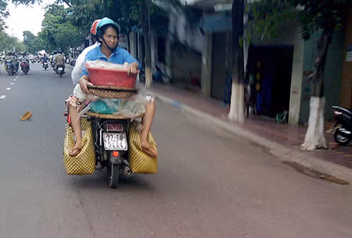 Dáng ngồi "khó đỡ".