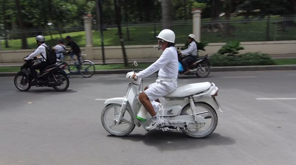 Bạch công tử xuất hiện trên đường phố.