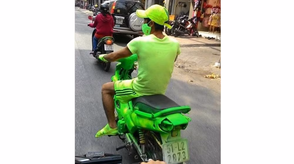Trang phục đi đường, màu sơn xe quá nổi.